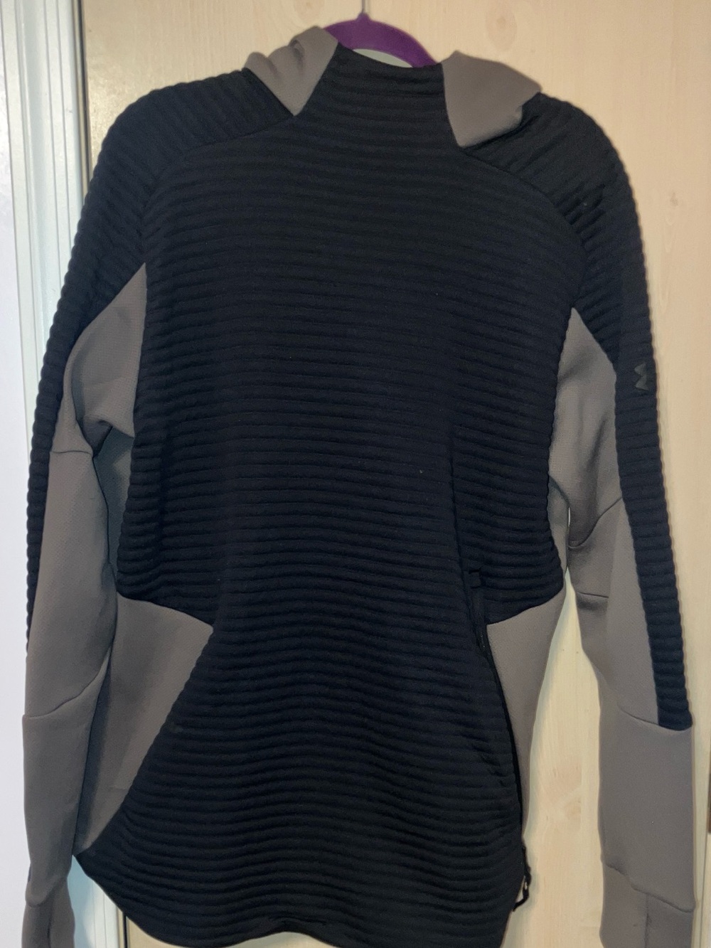 Under Armour XL Men's pullover Black and Gray Hooded Ribbed Sweater